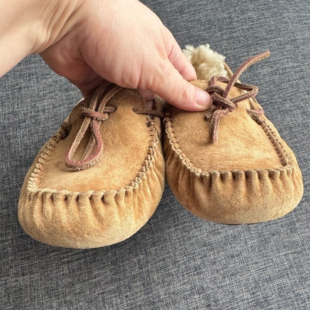 UGG Shearling Moccasin Slippers Loafers Flats Size 8 Dakota - Picture 6 of 9